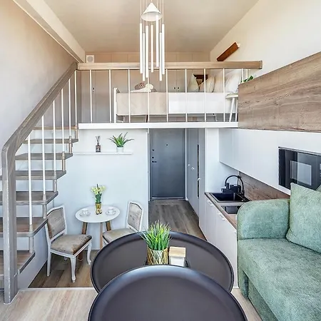 Modern Near The Center * וילנה